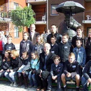Philippe Geluck et les membres du Conseil communal des Enfants