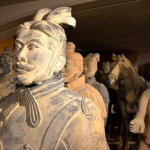Liege Guillemins Gare exposition: armee Terracotta