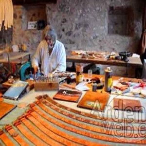 Gaston Sonck travaille le cuir en Alsace-video