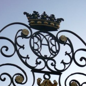 Le portail Sud surmonte de la couronne comtale 