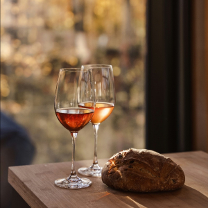 Que signifie la couleur d’un vin ? "La différence de couleur entre les vins rouges vient principalement de quatre facteurs."