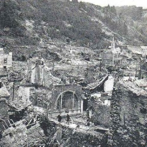 vue depuis l'actuel parking en face de la maison communale, vers la poste et la chapelle N.D. de Lourdes