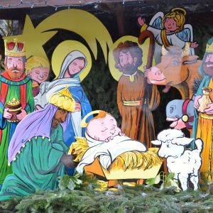 Crèche de Noël avec les trois rois mages et leurs offrandes le 6 janvier 2022