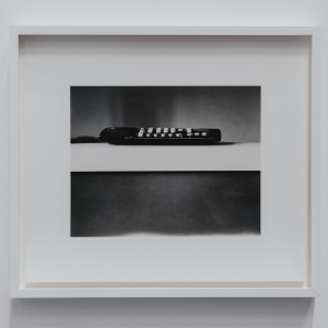 Chantal Maes, Objet de deuil. Télécommande, 2006 _ 2025, tirage argentique. © Chantal Maes © Photo Leslie Artamonow