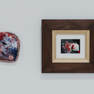 Pavé boxe, 2026, terre cuite émaillée _ Boxe, 2026, tableau-photographique, impression sur dibond. © Bachelot & Caron © Photo Leslie Artamonow