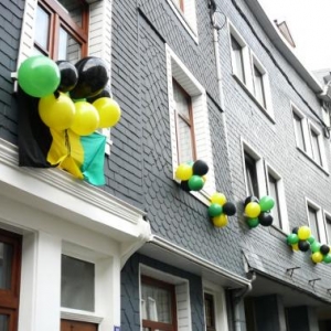 Les facades garnies de ballons aux couleurs de la Ville