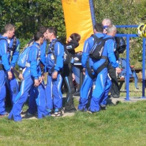 Equipe de parachutistes en partance