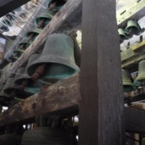 Cloches du carillon et leur fil de fer