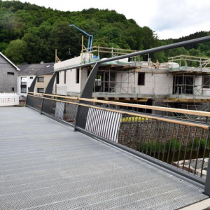 La passerelle Robert Counson qui relie les berges de la Warche a été inaugurée le 18 juin 2016 à Malmedy ( Photo L'Avenir )