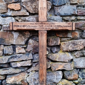 L' ancienne croix des Fiancés exposée à Solwaster ( photo F. Detry )