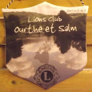 Le fanion du Club de Ourthe - Salm, filleul du Lions Hautes - Fagnes