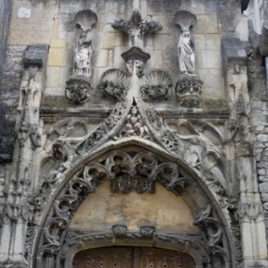 Detail du portail de l'Eglise Ste Croix