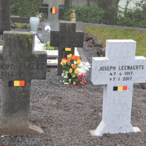La croix commémorative au cimetière de  Rémersdael. 