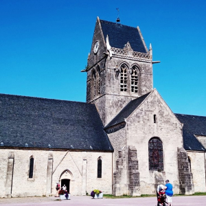 MERE  EGLISE  ( Photo F. Detry )