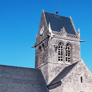 MERE  EGLISE  ( Photo F. Detry )