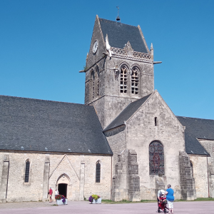 MERE  EGLISE  ( Photo F. Detry )