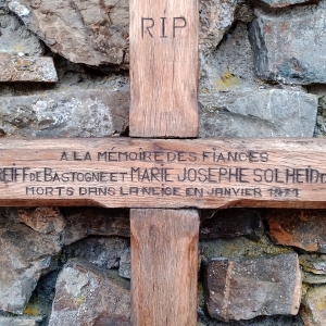 L' ancienne croix des Fiancés exposée à Solwaster ( photo F. Detry )