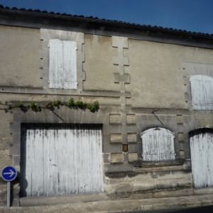 Emplacement du premier temple protestant construit a la place d'une ancienne grange appartenant au prieure. Agrandi en 1589, il fut reconstruit en 1603