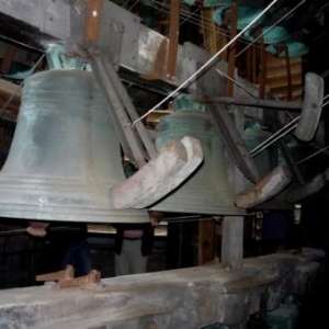 Des cloches du carillon frappees par un marteau