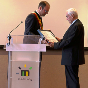 Remise du diplôme à Jean-Marie Letesson par le Député - Bourgmestre ( photo Denis Dosquet )