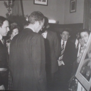Le Roi Baudouin et la Reine Fabiola reçoivent une oeuvre de Henri WEY lors de leur visite a Malmedy