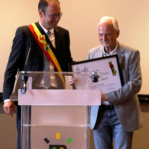 Remise du diplôme à Jean-Marie Letesson par le Député - Bourgmestre ( photo Denis Dosquet )