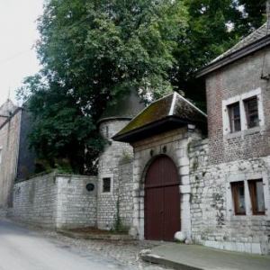 En ete, lorsque le village s etire paresseusement au soleil et que la rue principale, brulee par les rayons, renvoie hommes dans leur demeure, il fait bon se promener dans la rue des Combattants : les  batisses imposantes offrent l ombre recherchee