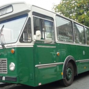 Des bus de collection amenaient les voyageurs a la gare de Vise