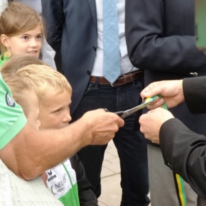 Remise d'un morceau de ruban a une jeune pousse