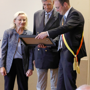 Remise du diplôme à Jean-Marie Letesson par le Député - Bourgmestre ( photo Denis Dosquet )