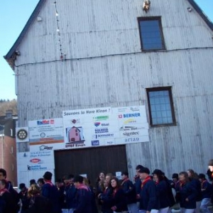 Le groupe  tres imposant des Ardennais et Ardennaises passant devant la Hore Kion