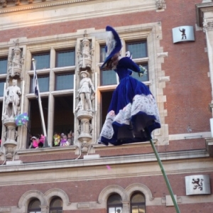 Devant l'hotel de ville dans l'attente du lancer de harengs