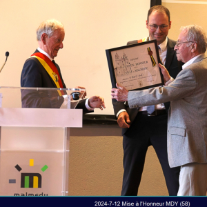 Remise du diplôme à M. Robert Micha  par le Député - Bourgmestre ( photo Denis Dosquet )