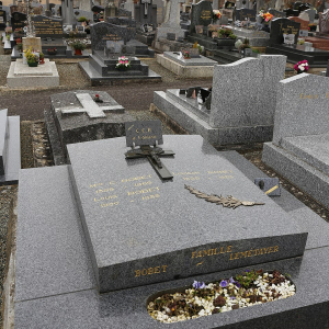 La tombe de Louison Bobet. La tombe de Louison Bobet.