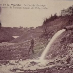 C’ est ici que se situait le vieux moulin. Il ne subsiste qu’ un tas de pierres.