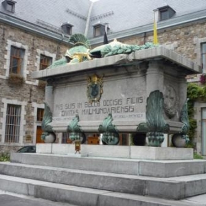 Le cenotaphe en devanture du Monastere