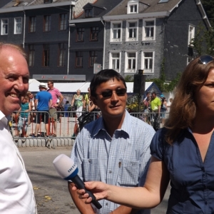 Le maire de Flevielle - devant - Nancy a l'interview aide par un interprete pratiquant le russe