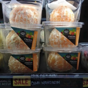 Emballage stupide : Des oranges epluchees dans des barquettes plastiques