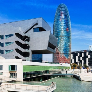 Musée du design de Barcelone et la tour Glories