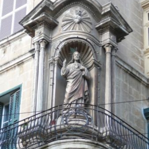 Multples statues saintes aux coins de rues