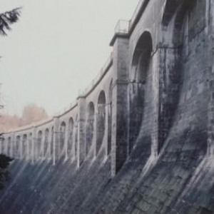 Le mur du barrage cote vallee