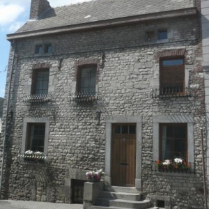 Belle facade avec escalier et fer forge