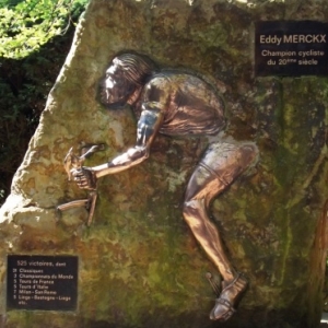 La stele d' Eddy Merckx elevee a son sommet