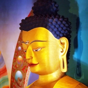 Le bouddha sakyamouni ( 7 metres de haut et 30 tonnes ), 
