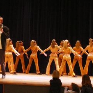 Danses par les jeunes du " Sart Swing " presentees par leur Directeur, Eric CROCHE 