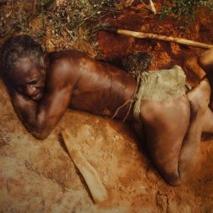 Tribu des Mikeas : le chef fouille la terre pour deraciner les babous dont les tubercules juteuses remplacent l'eau
