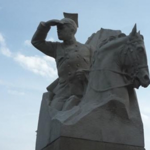 Le monument en bordure de la route Charlemagne