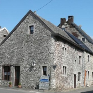 Maison de coin avec angle arrondi