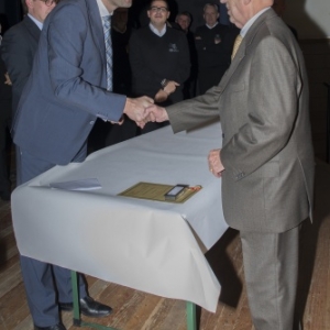 Le Bourgmestre felicitant M. Dasnoy ( Photo de G. Blanchy )