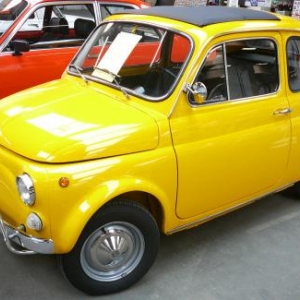 Une Fiat 500 ("pot de yaourt") expose en interieur